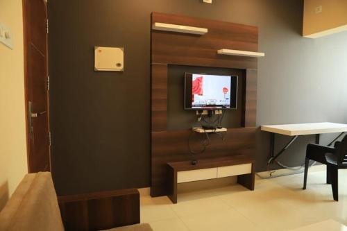 Ambalath whitespringにあるテレビまたはエンターテインメントセンター