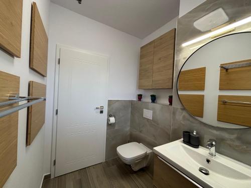 Ένα μπάνιο στο Fairytale Harmony Spacious & King Beds & Free Private Parking