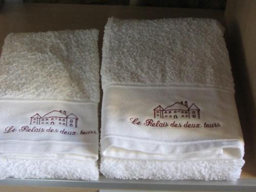 two towels with the hibachidsdsds home farms written on them at Le relais des deux tours in Brémondans
