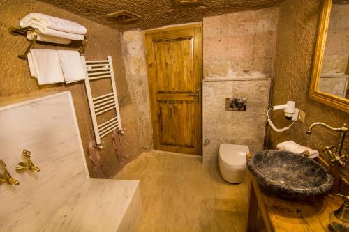 a bathroom with a sink and a toilet at Caldera Cave Hotel in Uchisar