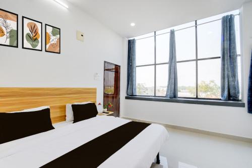 Postel nebo postele na pokoji v ubytování Hotel O Nayati Grand