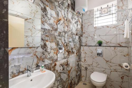 Un baño de Move-Inn OBS Serviced Apartments Koramangala