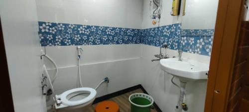 a small bathroom with a toilet and a sink at Hotel O Shiv Vandana Inn in Thane