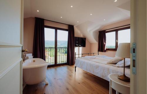 Ein Bett oder Betten in einem Zimmer der Unterkunft Gorgeous Home In Stubicke Toplice