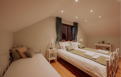 Ein Bett oder Betten in einem Zimmer der Unterkunft Gorgeous Home In Stubicke Toplice