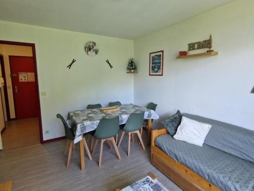 une chambre avec un lit, une table et des chaises dans l'établissement Appartement 6 pers à Valfréjus, près des pistes, avec balcon, parking gratuit et équipements bébé - FR-1-561-104, à Modane