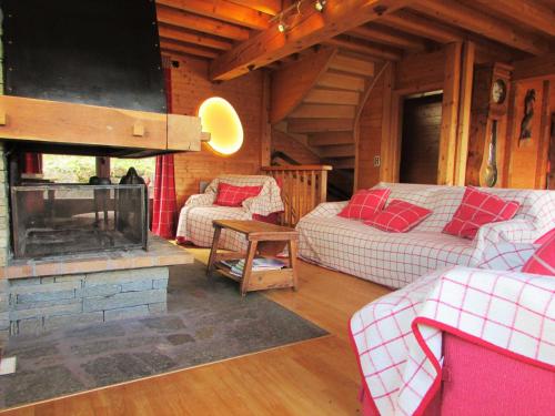 a living room with two couches and a fireplace at Chalet aux Coches 10 pers. | 7 min des pistes, internet et parking gratuits - FR-1-329-18 in Bellentre
