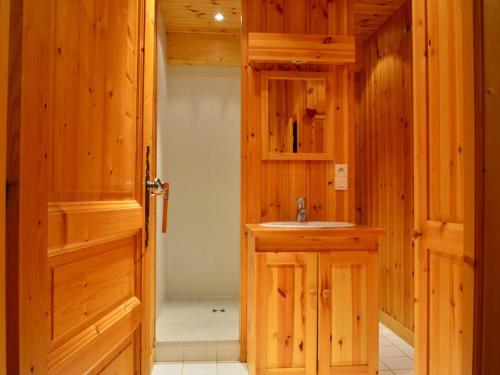 a bathroom with a sink and a shower at Chalet aux Coches 10 pers. | 7 min des pistes, internet et parking gratuits - FR-1-329-18 in Bellentre