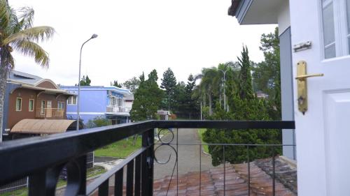 Μπαλκόνι ή βεράντα στο Villa Dalia Puncak K2-32