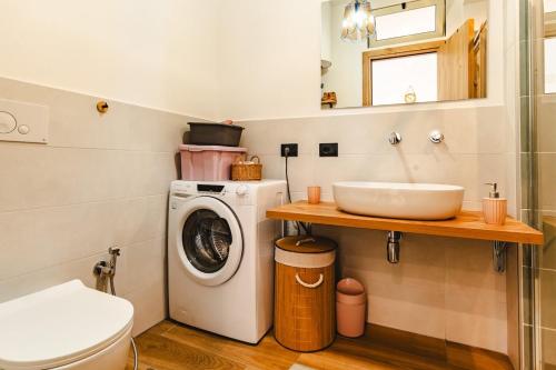 Bilik mandi di Beautiful Modern Apartment