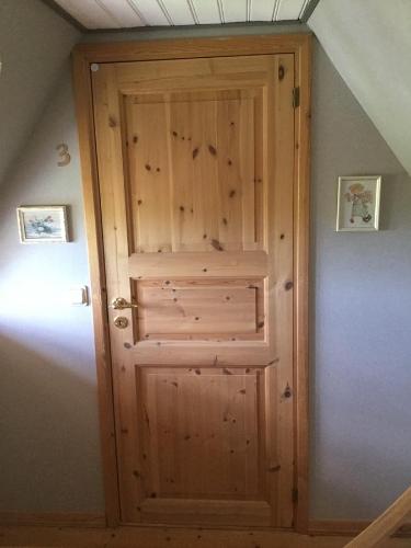 a wooden door in the corner of a room at B&B Hannåsa Gård in Hammenhög