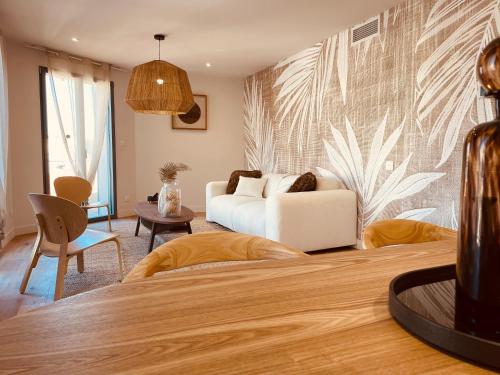 a hotel room with a bed and a couch at La Maison Cavet 5 Appartements de standing au cœur du village in Sanary-sur-Mer