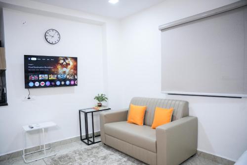 Μια τηλεόραση ή/και κέντρο ψυχαγωγίας στο Olive Serviced Apartments - HICC Hyderabad