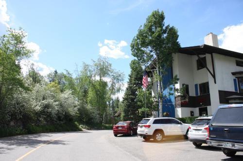a street with cars parked in front of a building at St Moritz Lodge and Condominiums in Aspen