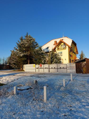 a white fence in front of a house at Willa Zamkowisko in Gołubie