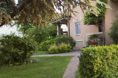 a house with a garden and a driveway at Il Giardino in Trenzano