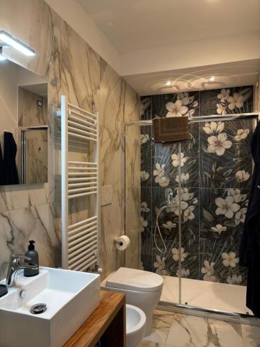 a bathroom with a sink and a toilet and a shower at Casa del Corso in Parghelia