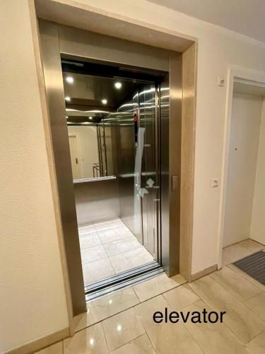 a glass door to a shower in a bathroom at Stadtwohnung am Oertelplatz in Munich