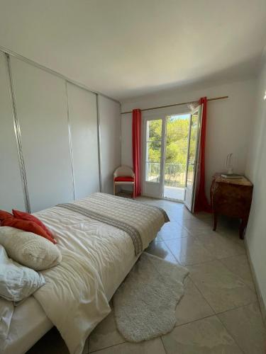 une chambre avec un grand lit et une fenêtre dans l'établissement Villa Nimes, à Nîmes