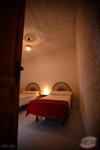 Postel nebo postele na pokoji v ubytování Casas y Cuevas El Solins