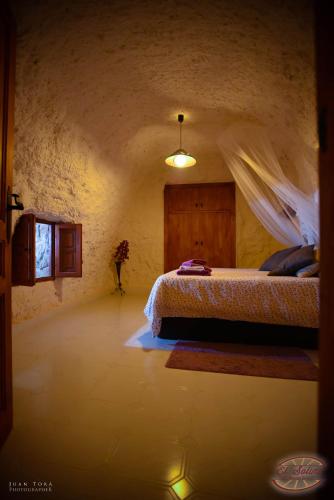 Postel nebo postele na pokoji v ubytování Casas y Cuevas El Solins