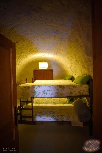 Postel nebo postele na pokoji v ubytování Casas y Cuevas El Solins