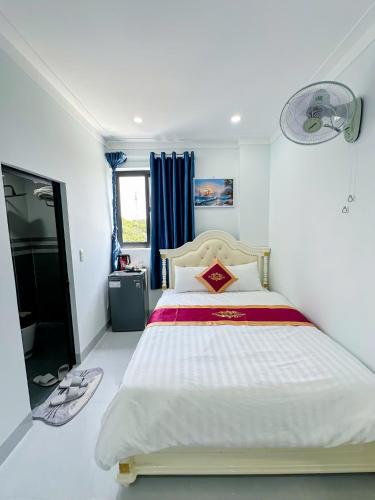 a bedroom with a large bed in a room at Sea View Hotel Phan Thiet in Bình Sum