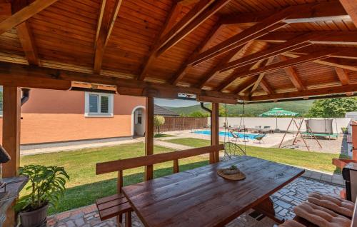 Πισίνα στο ή κοντά στο 3 Bedroom Stunning Home In Otocac