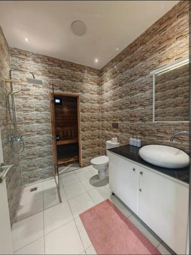 a bathroom with a sink and a toilet at Villa Aronora in Essehoul