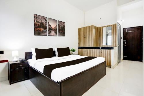 a bedroom with a large bed in a room at Hotel O Shivam Grand in Gorakhpur