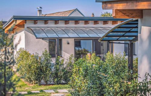 Un jardín fuera de Gorgeous Home In Stegersbach With Sauna