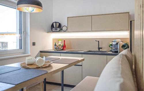 Una cocina o cocineta en Gorgeous Home In Stegersbach With Sauna