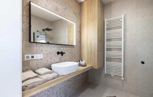 Un baño de Gorgeous Home In Stegersbach With Sauna