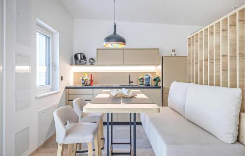 Una cocina o zona de cocina en Awesome Home In Stegersbach With Sauna