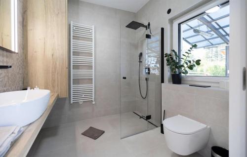 Un baño de Awesome Home In Stegersbach With Sauna