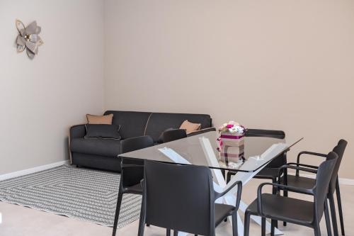 Ruang duduk di MINA Apartments