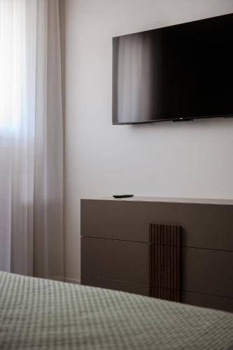 Televisyen dan/atau pusat hiburan di MINA Apartments