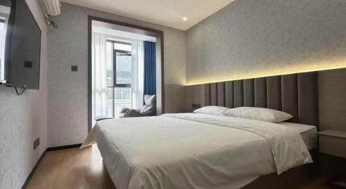 Ένα ή περισσότερα κρεβάτια σε δωμάτιο στο 7 Days Inn Deyang Zhongjiang Kuishan Park