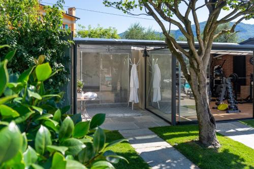 a greenhouse with a dress in a garden at Villa Vitali - Bellagio in Bellagio