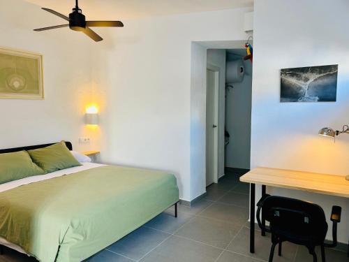 a bedroom with a bed and a desk at Smart Apartments Facinas, Piscina y tranquilidad cerca de Tarifa y Bolonia in Facinas