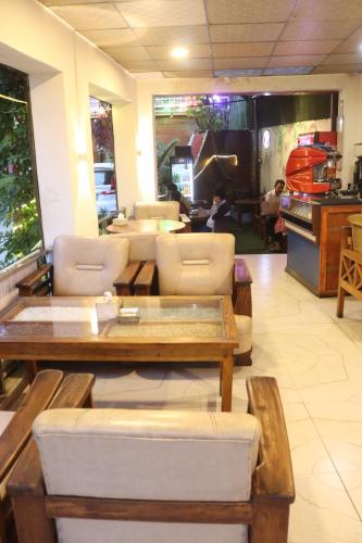 Χώρος καθιστικού στο Hotel Kailash Mansarobar Banquet and Restaurant