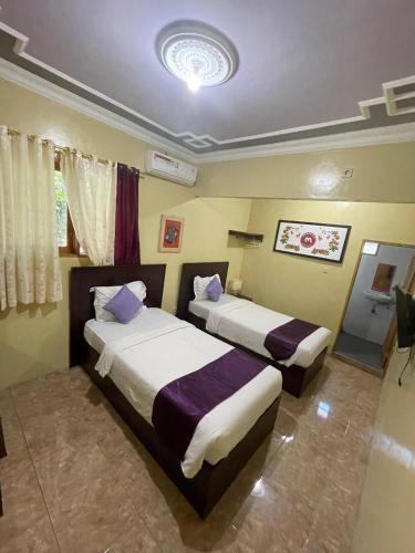 Ένα ή περισσότερα κρεβάτια σε δωμάτιο στο Hotel Manggala Syariah