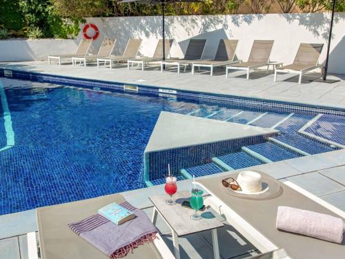 マルセイユにあるMercure Marseille Centre Bompard La Cornicheのスイミングプール(椅子、テーブル付)