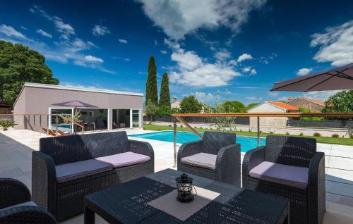 Kolam renang di atau dekat dengan Gorgeous Home In Rovinjsko Selo