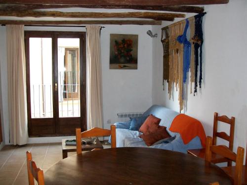 - un salon avec une table et un canapé dans l'établissement Luna11, à Alcañiz