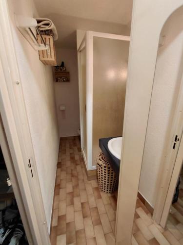 une petite salle de bain avec toilettes et lavabo dans l'établissement Appart Cap D’agde, au Cap d'Agde