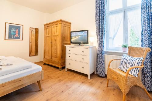 TV a/nebo společenská místnost v ubytování Villa am Strand