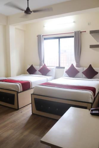 Ένα ή περισσότερα κρεβάτια σε δωμάτιο στο Hotel Kailash Mansarobar Banquet and Restaurant