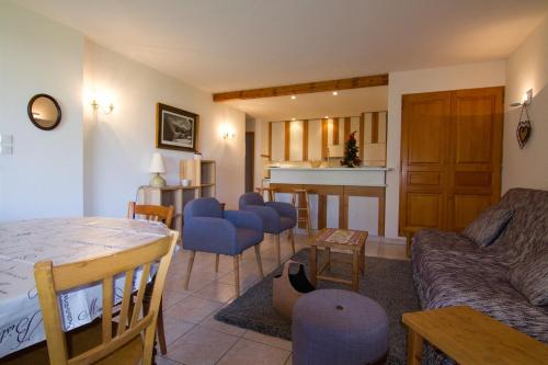 un salon avec un canapé et une table dans l'établissement Les Ribambelles, à Puy-Saint-Vincent