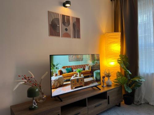 a living room with a flat screen tv on a table at Cosy 1-Bed Apartment near Hertfordshire Uni & Hatfield Business Park in Hatfield